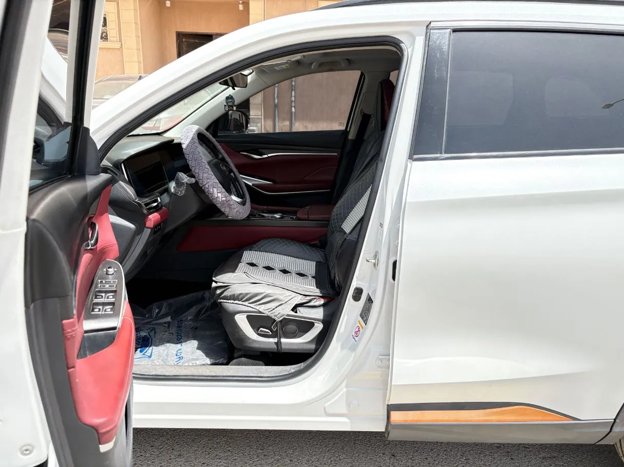 Car image 11