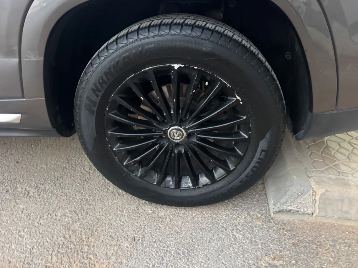 Car image 9