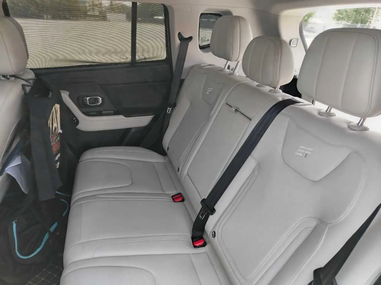 Car image 19