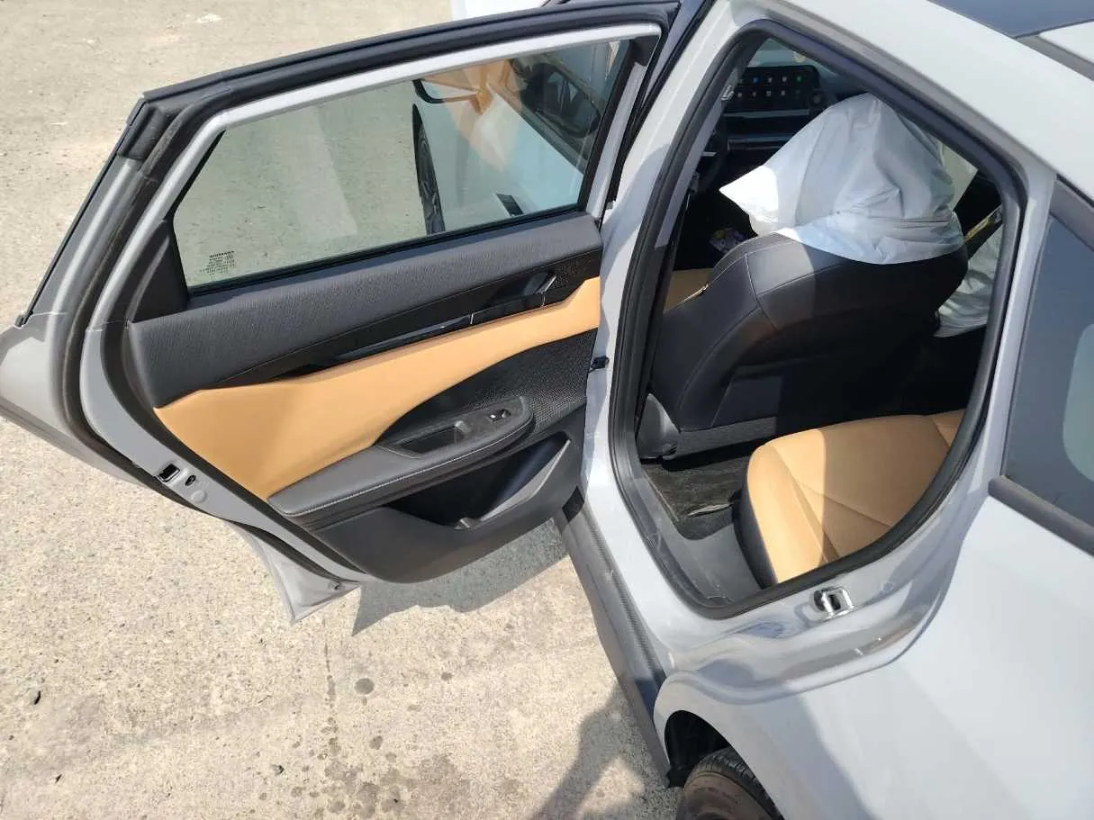 Car image 16