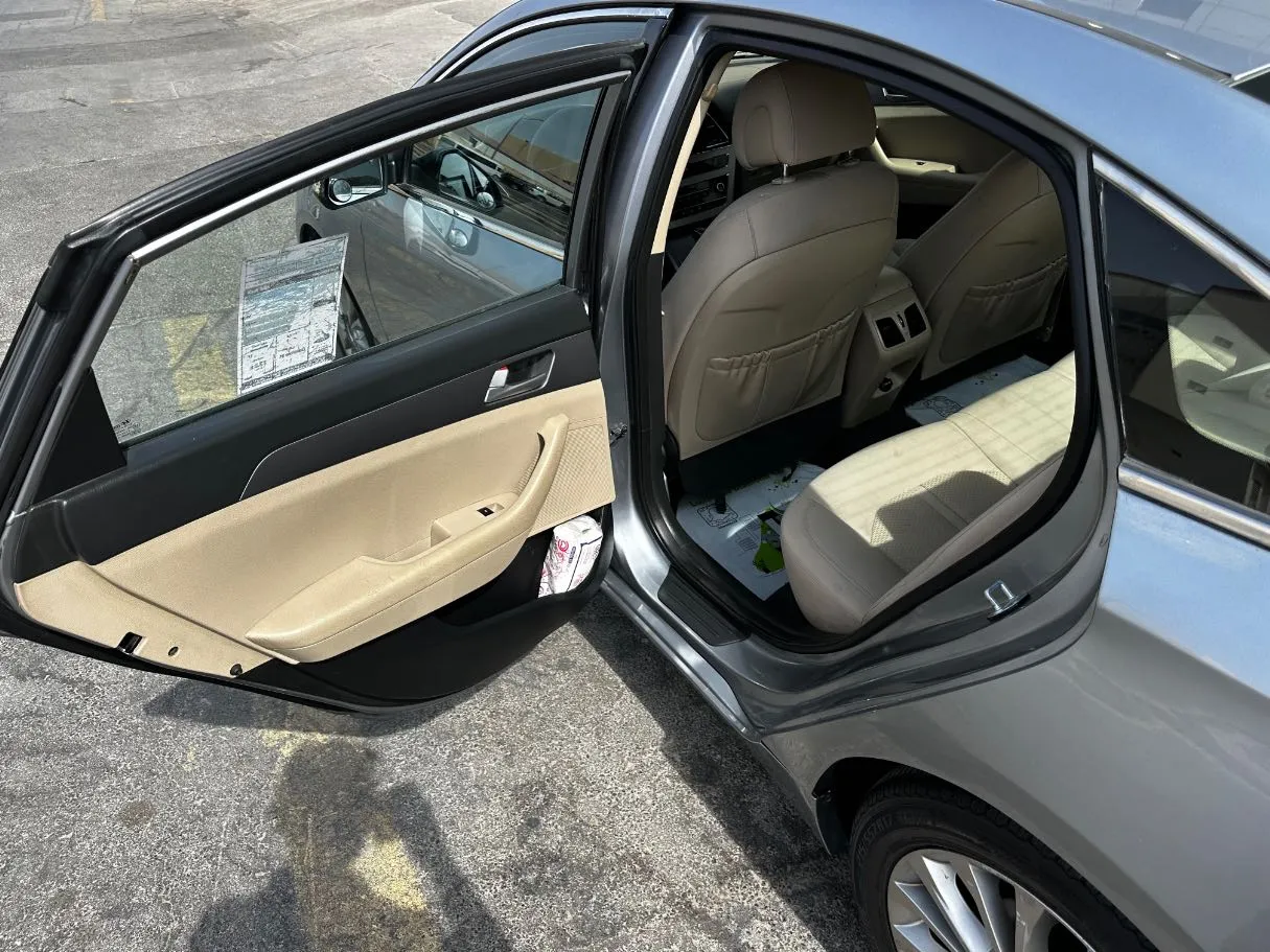 Car image 14