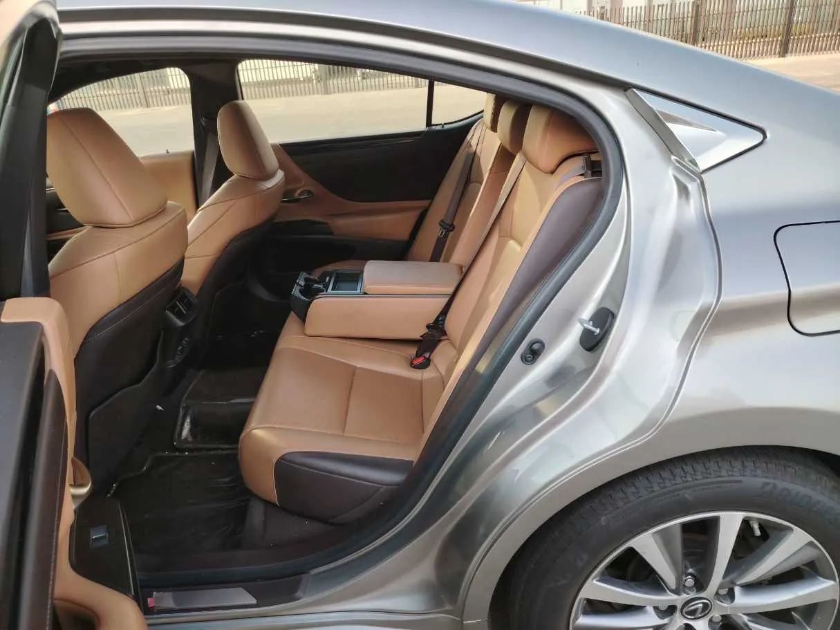 Car image 16