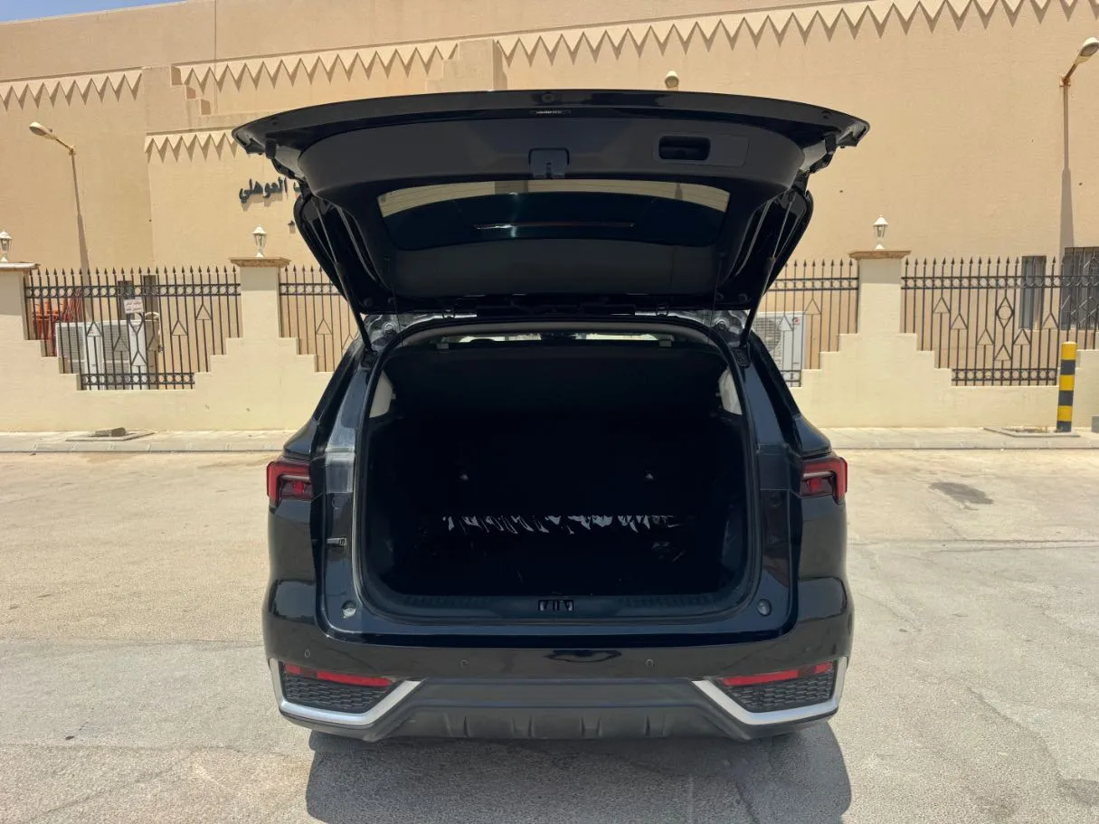 Car image 19