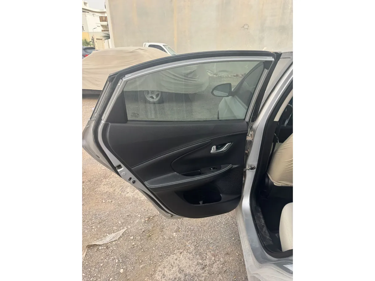 Car image 12