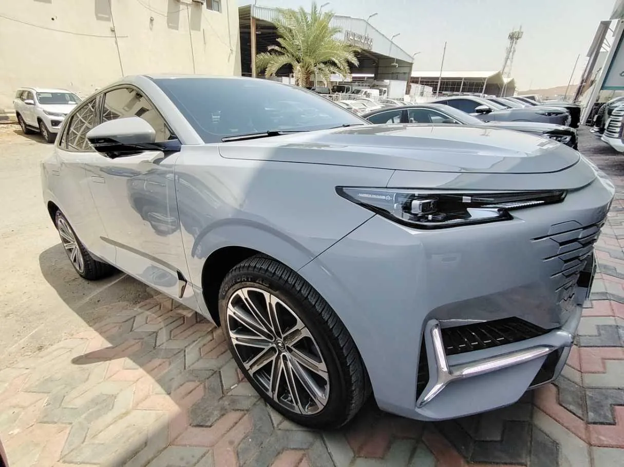 Car image 4