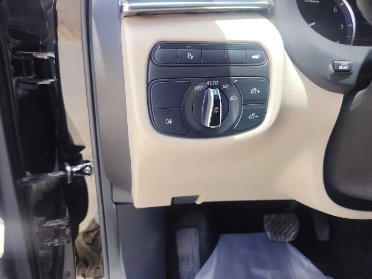 Car image 32