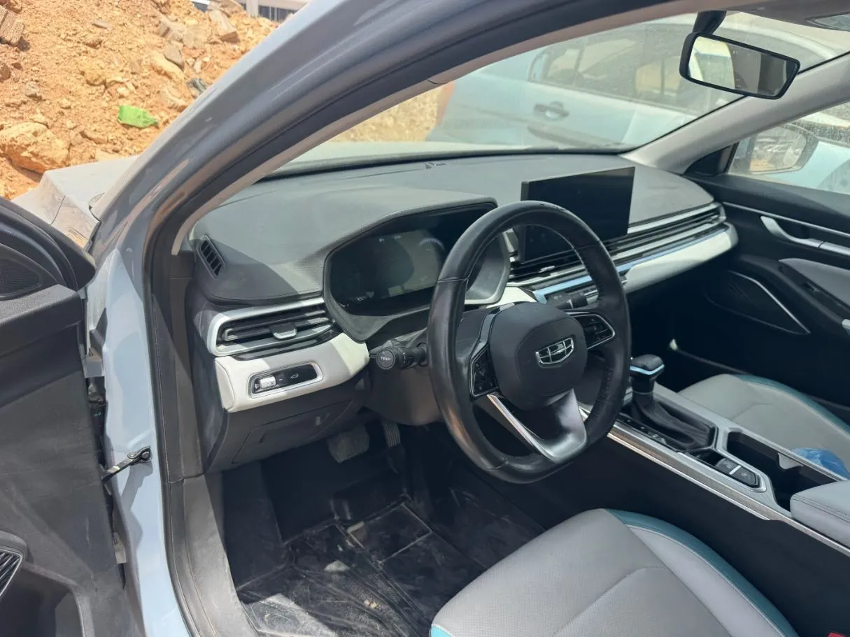 Car image 14