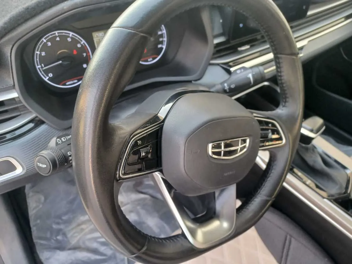 Car image 18