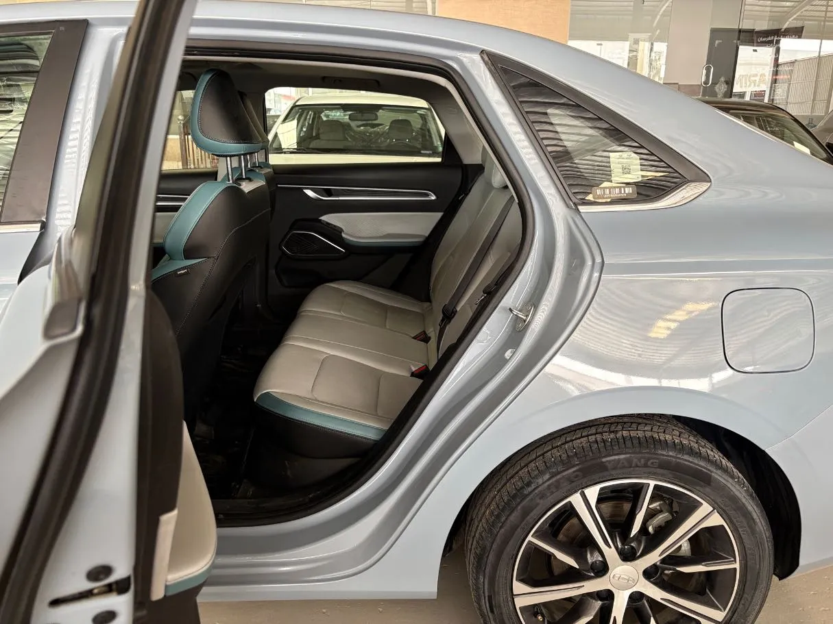 Car image 16