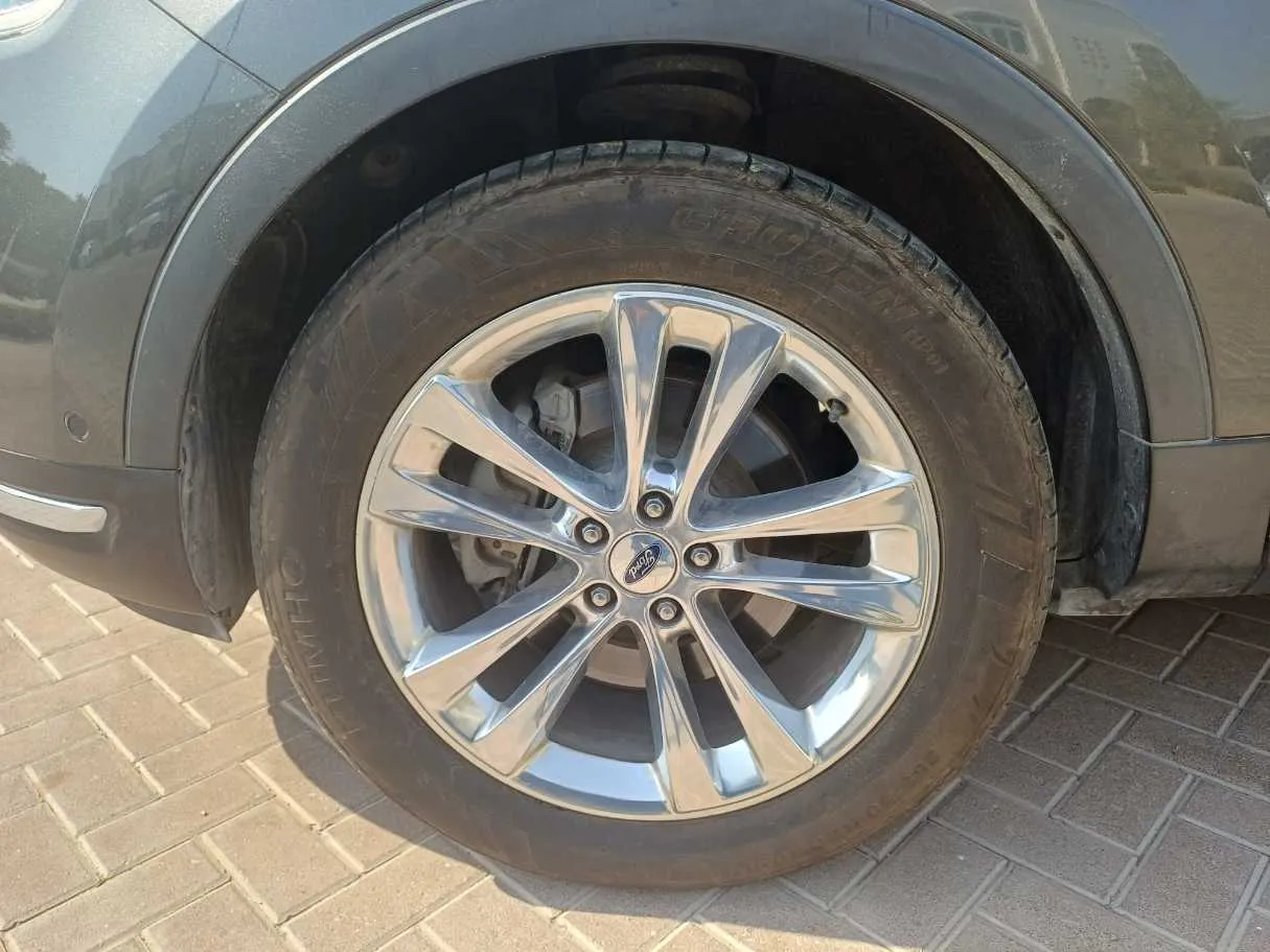 Car image 9