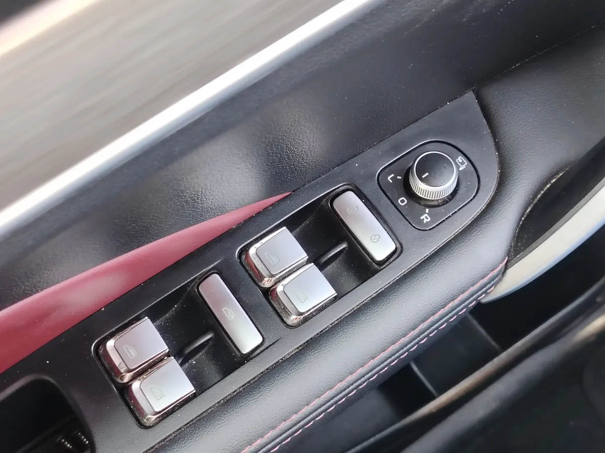 Car image 30