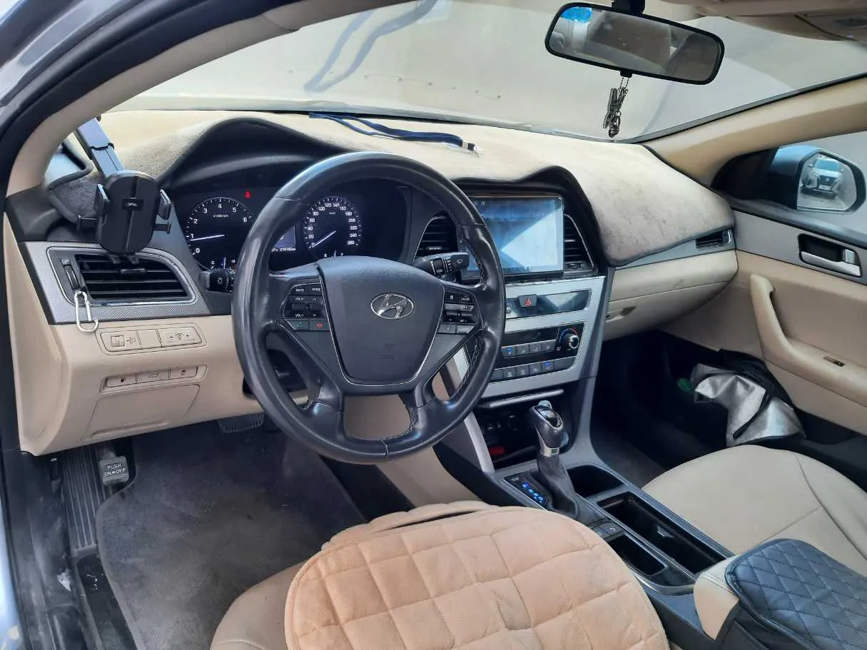 Car image 11