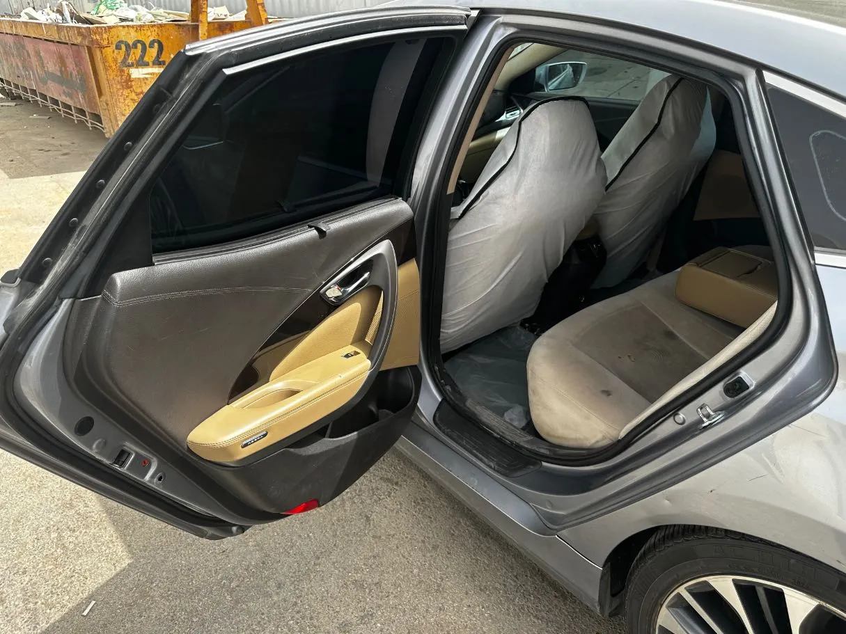 Car image 14