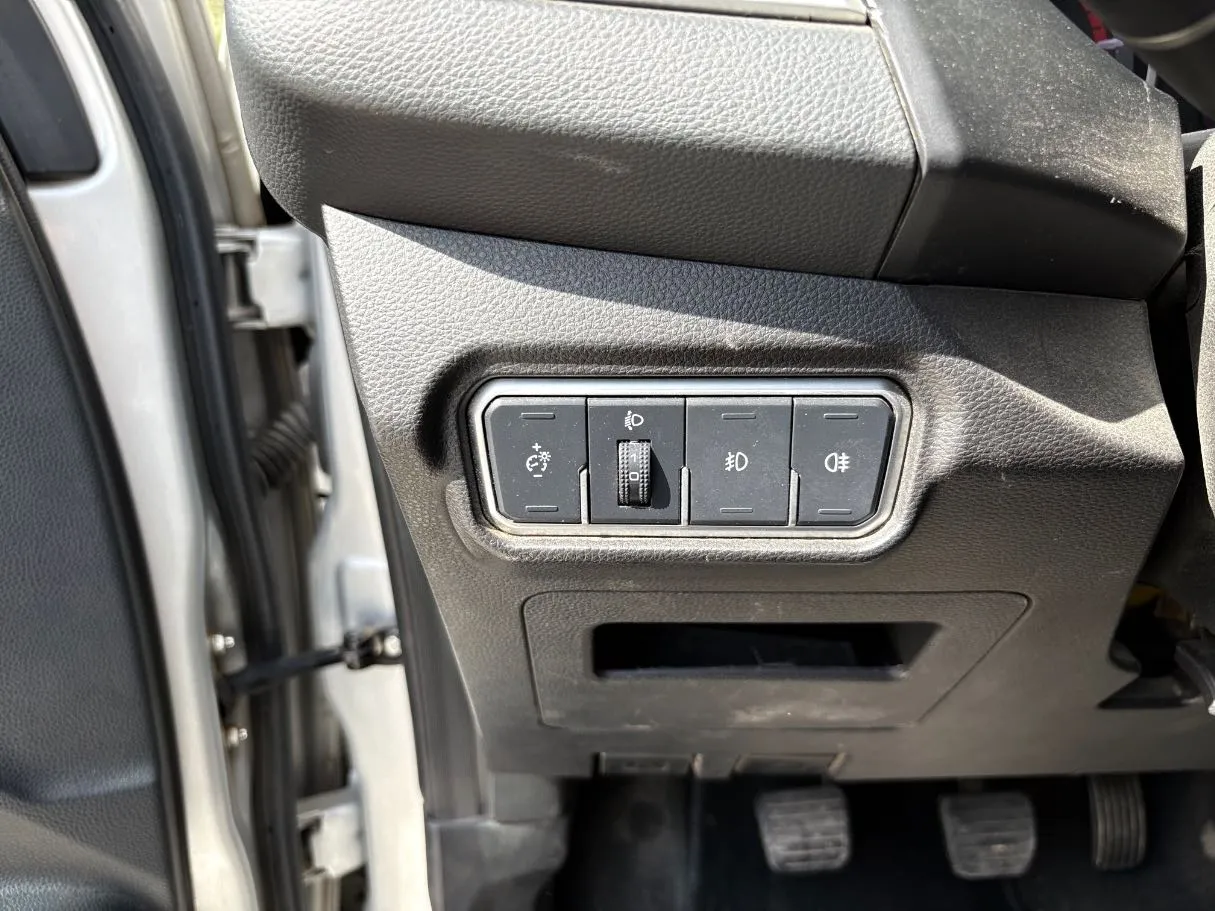 Car image 25
