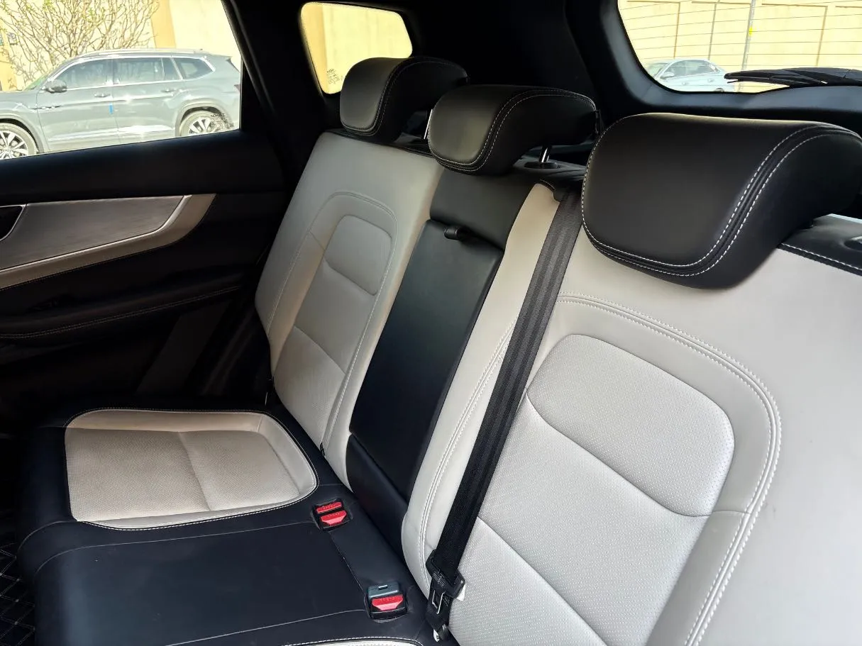 Car image 16