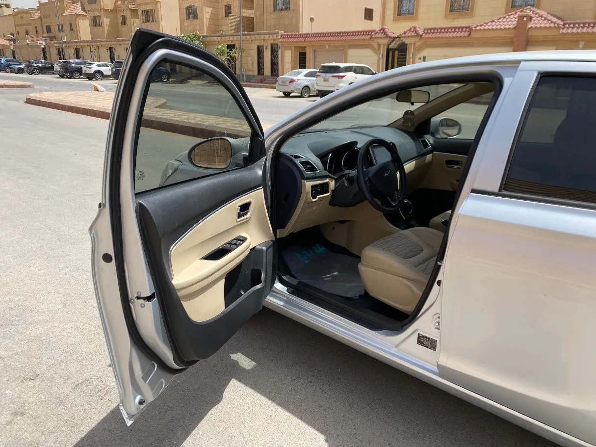 Car image 10