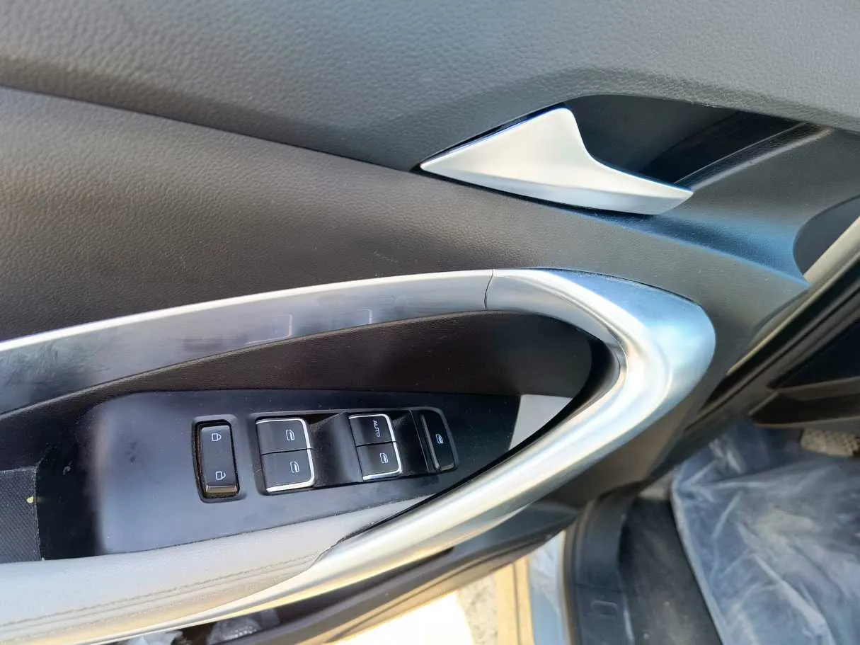 Car image 25