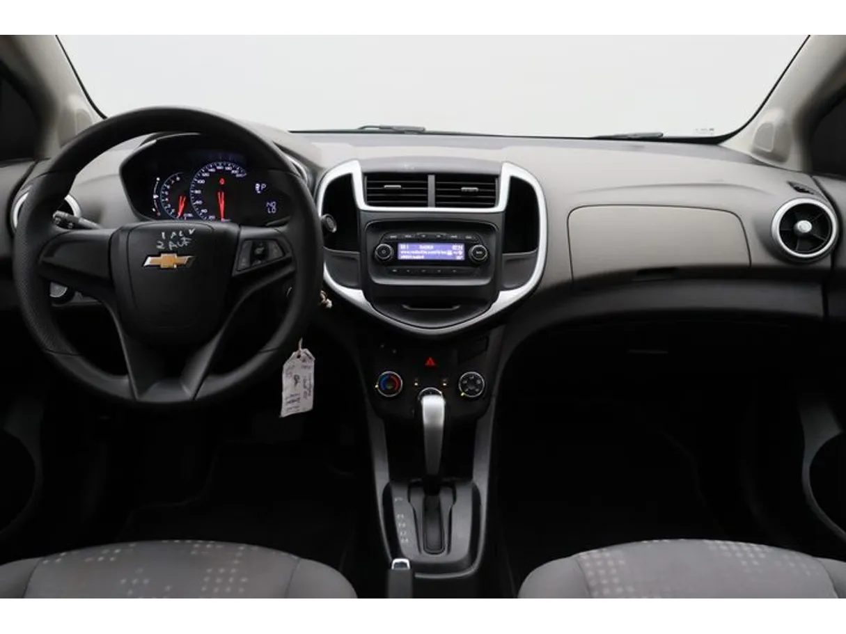 Car image 14