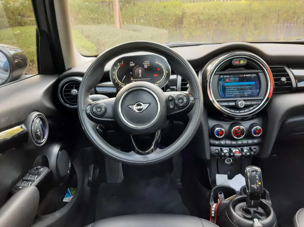 Car image 17