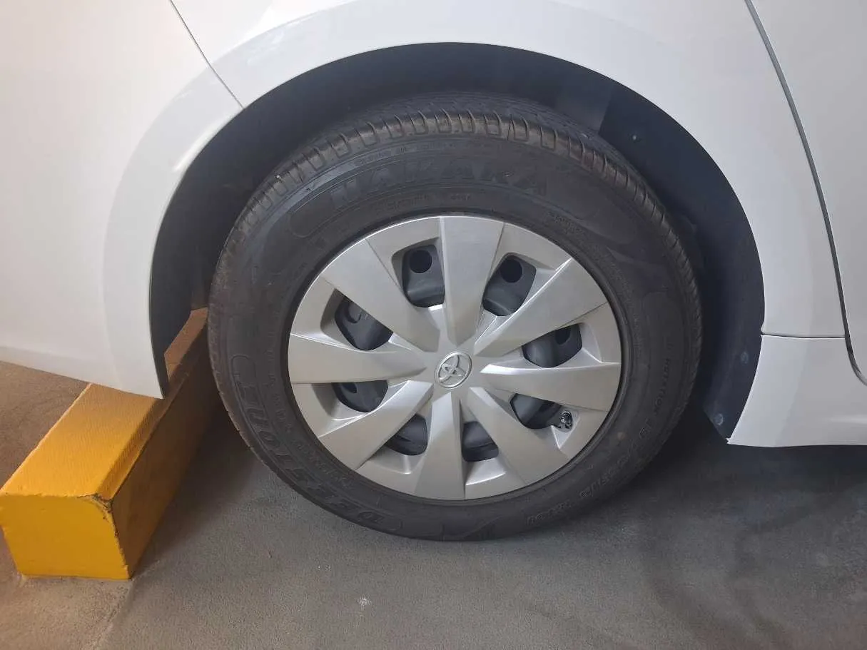 Car image 9