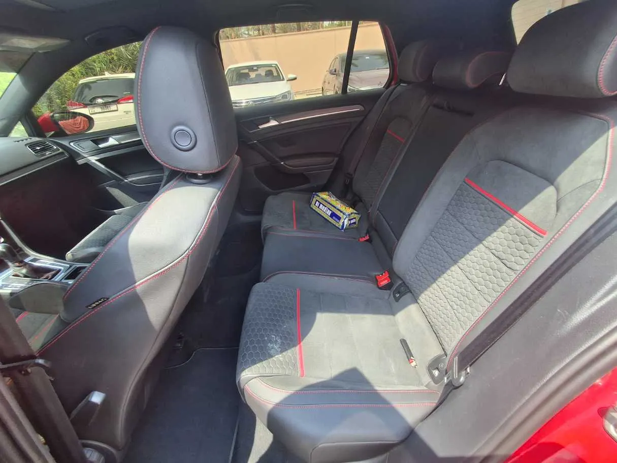 Car image 14