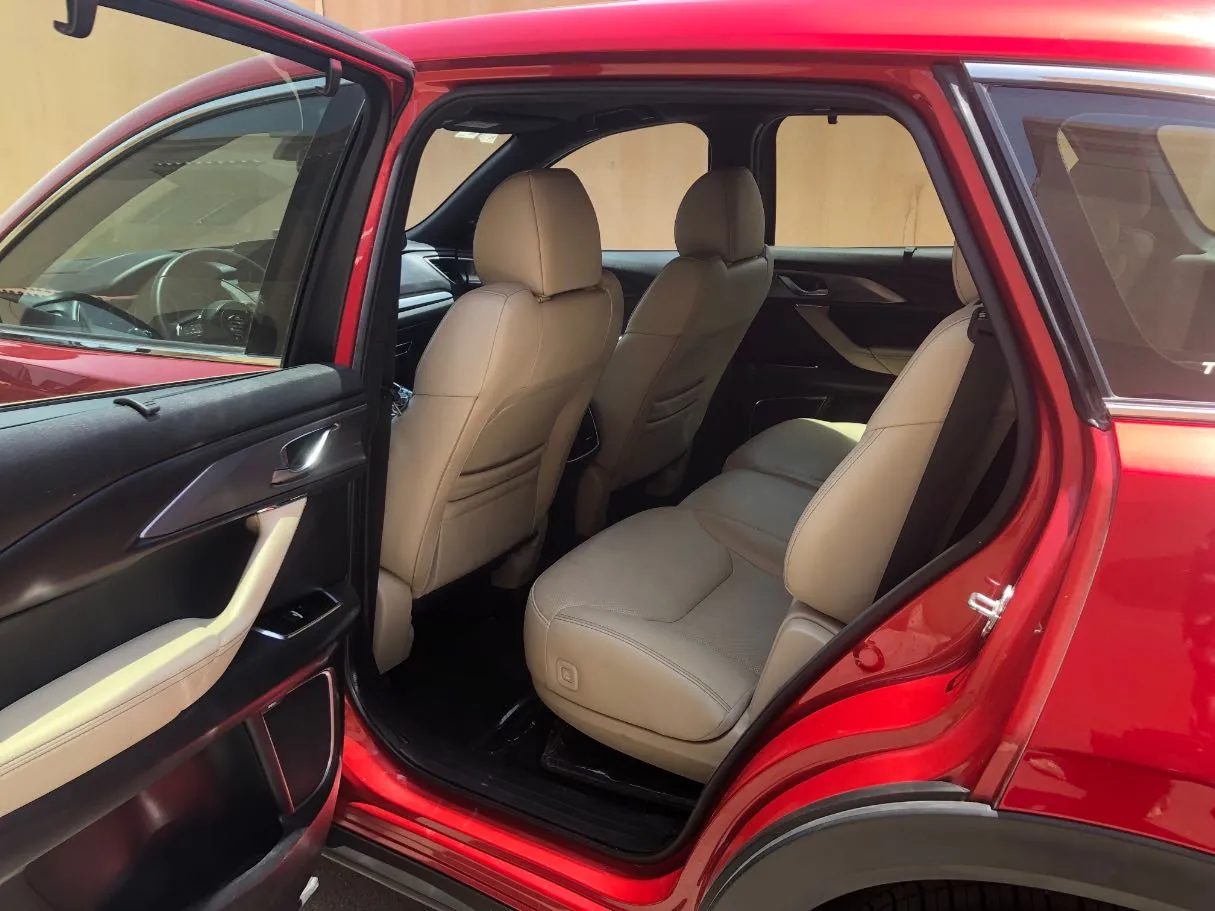 Car image 14