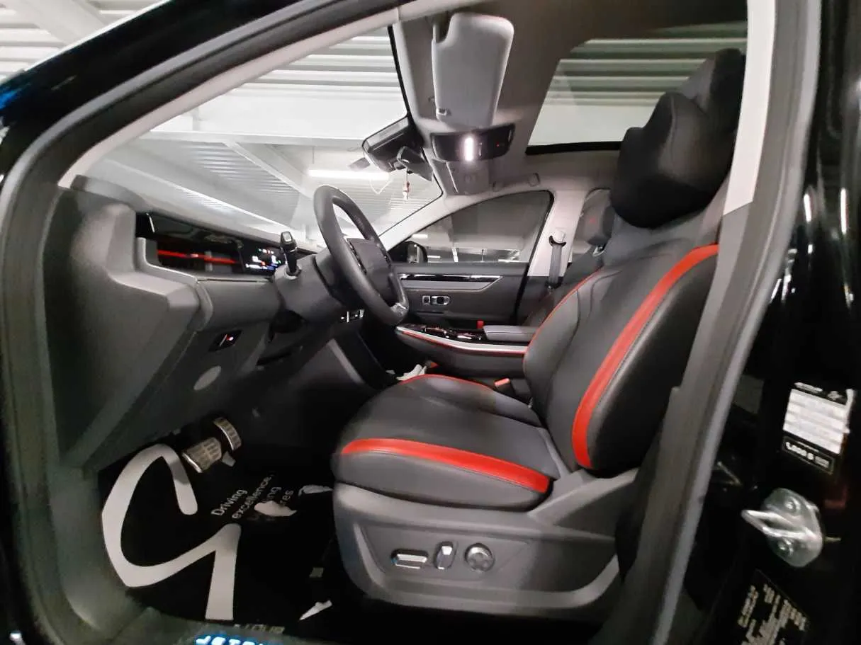 Car image 12