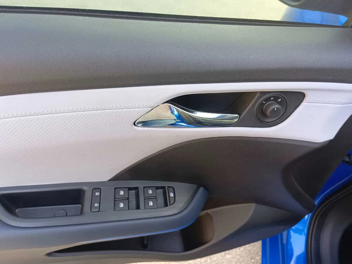 Car image 27
