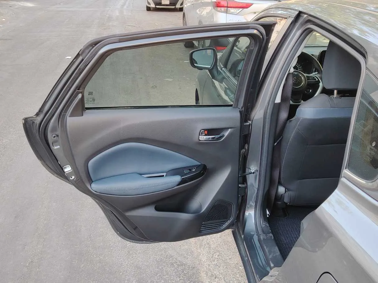 Car image 14