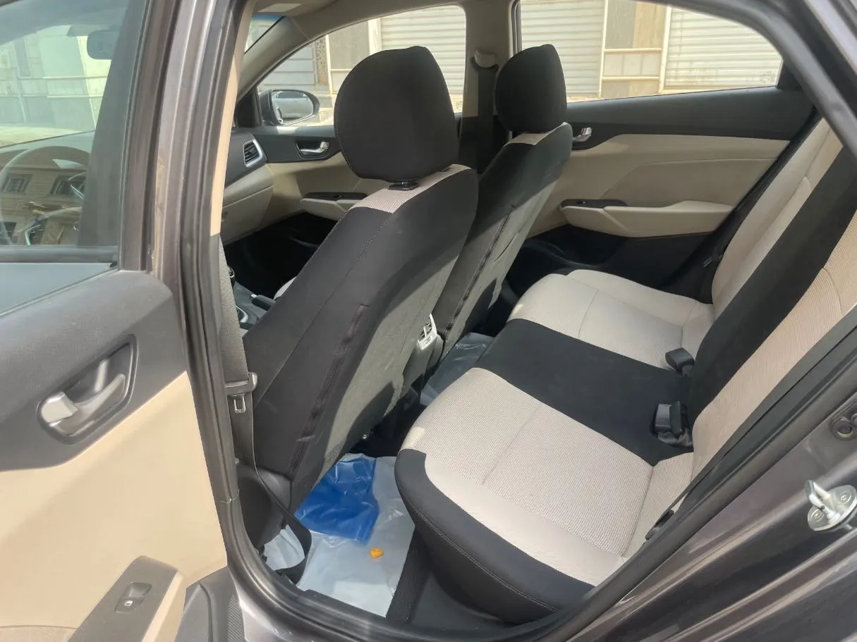 Car image 16