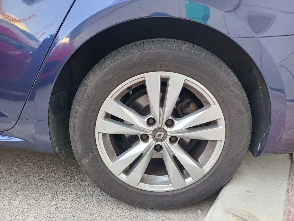 Car image 9