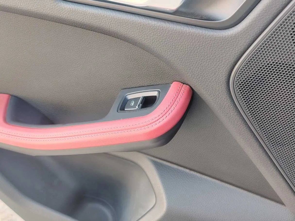 Car image 32