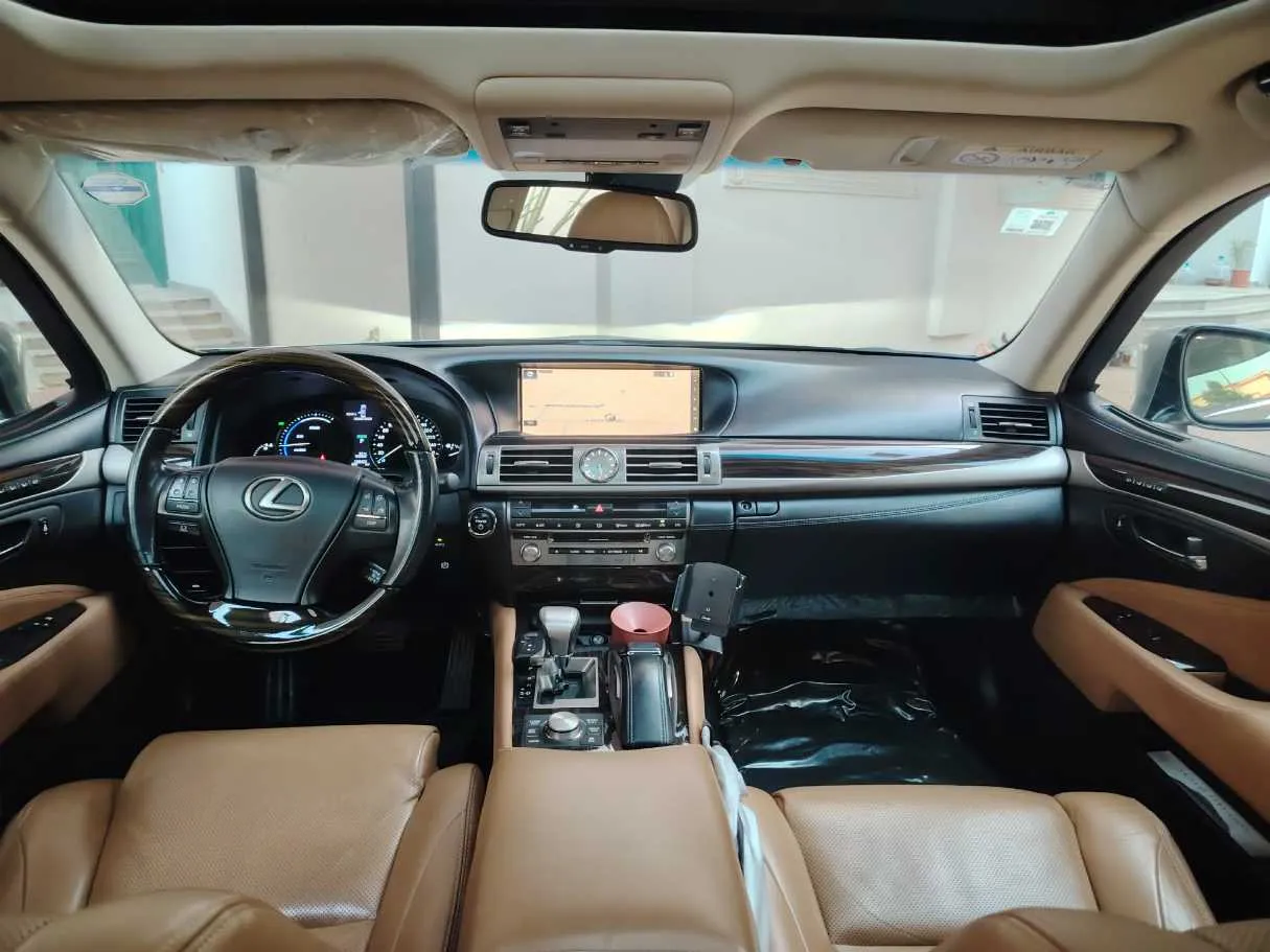 Car image 18