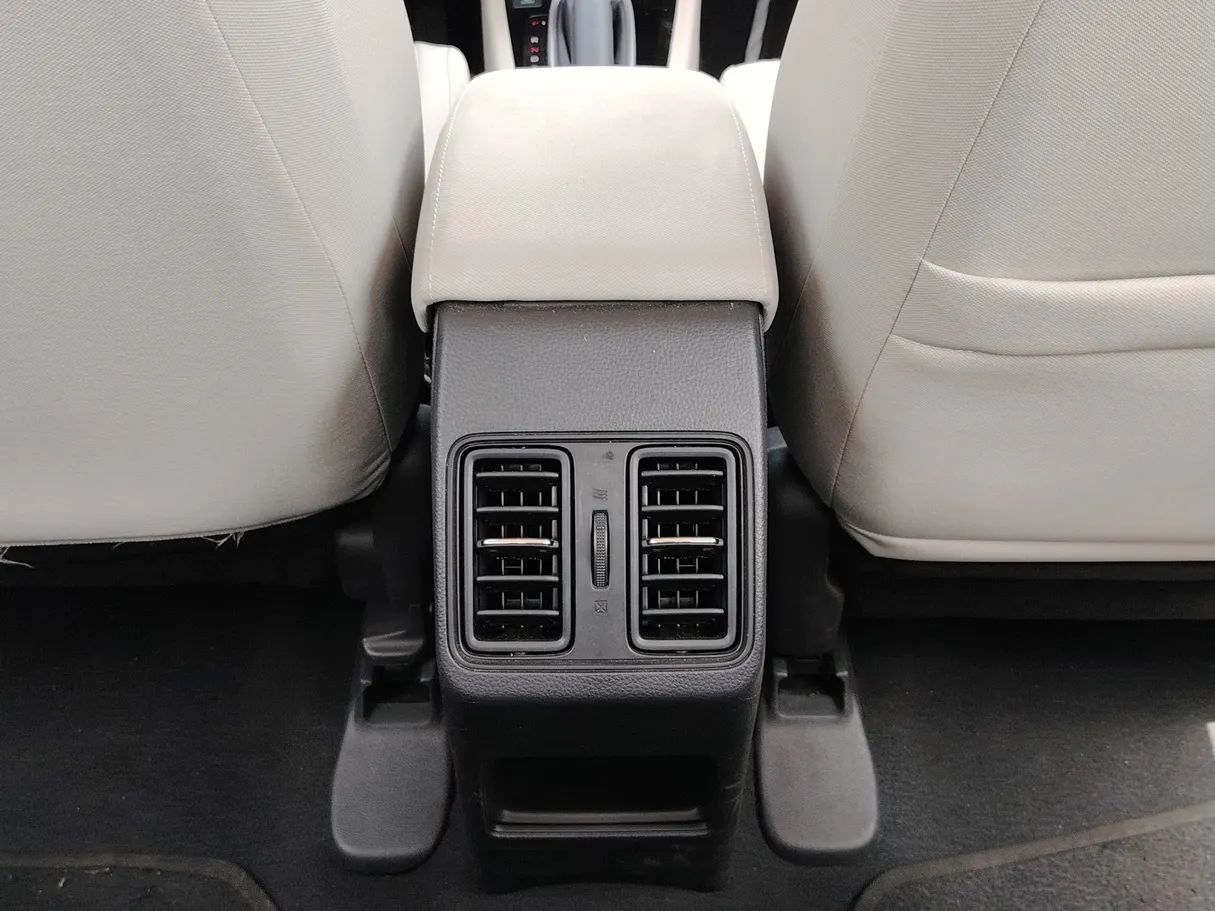 Car image 30