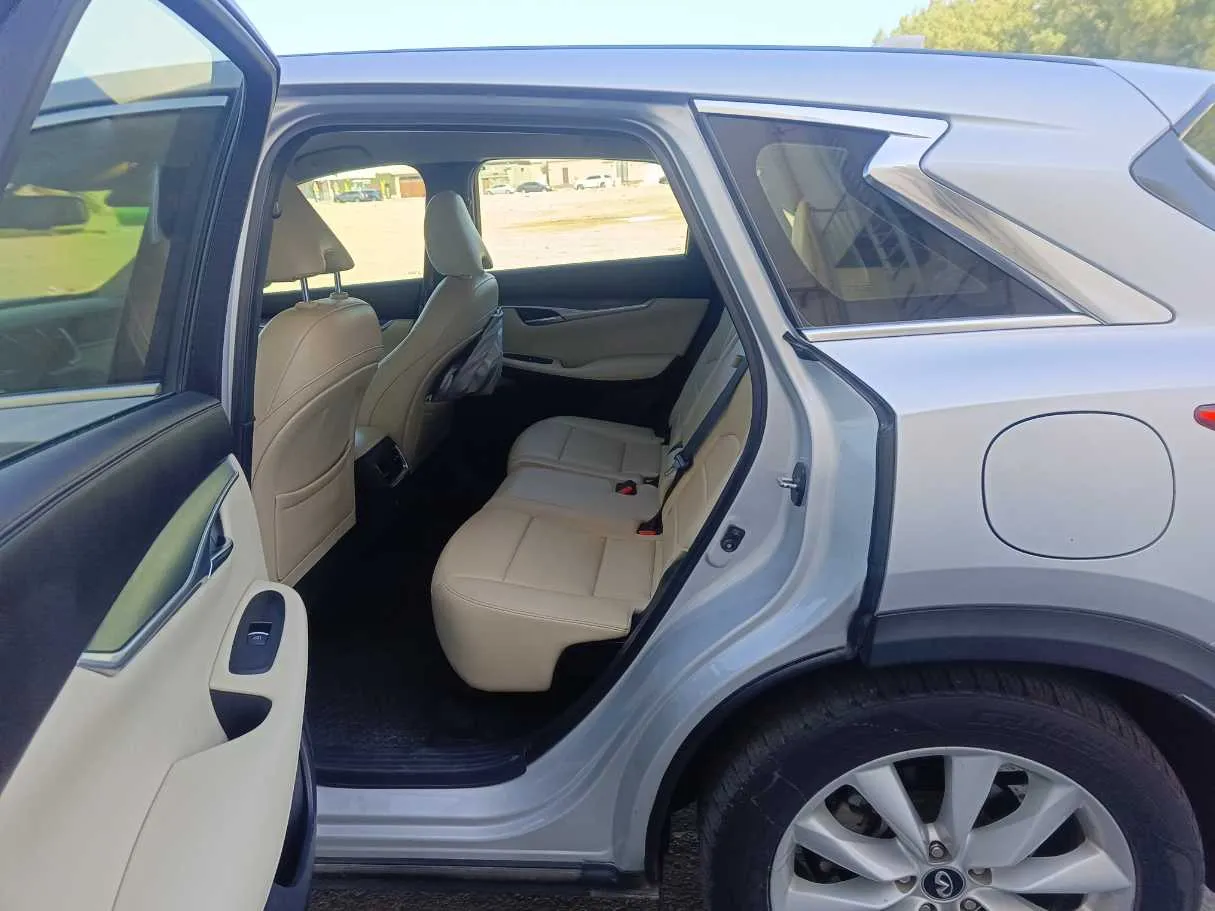 Car image 17