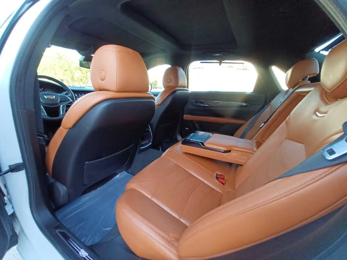 Car image 12