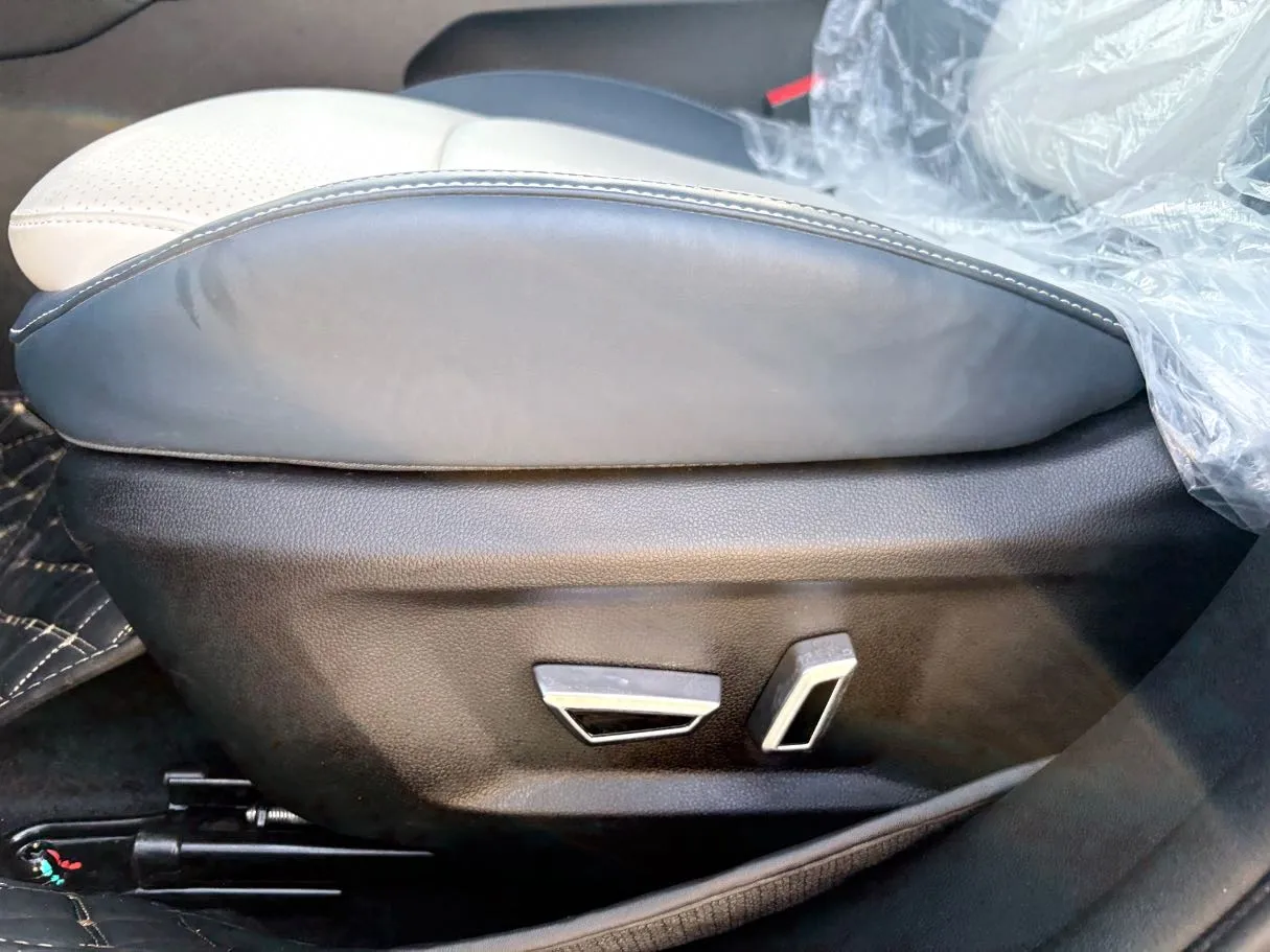 Car image 28
