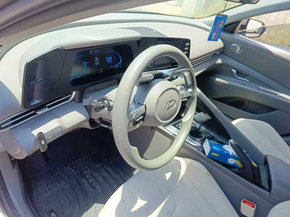 Car image 13
