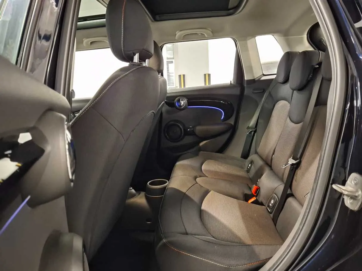 Car image 13