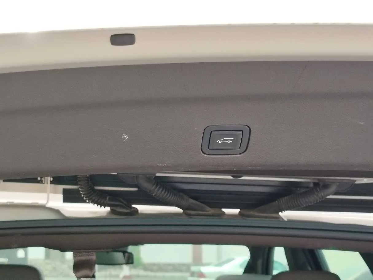 Car image 28