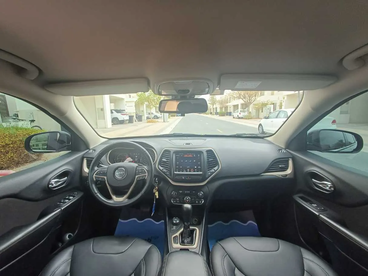 Car image 14