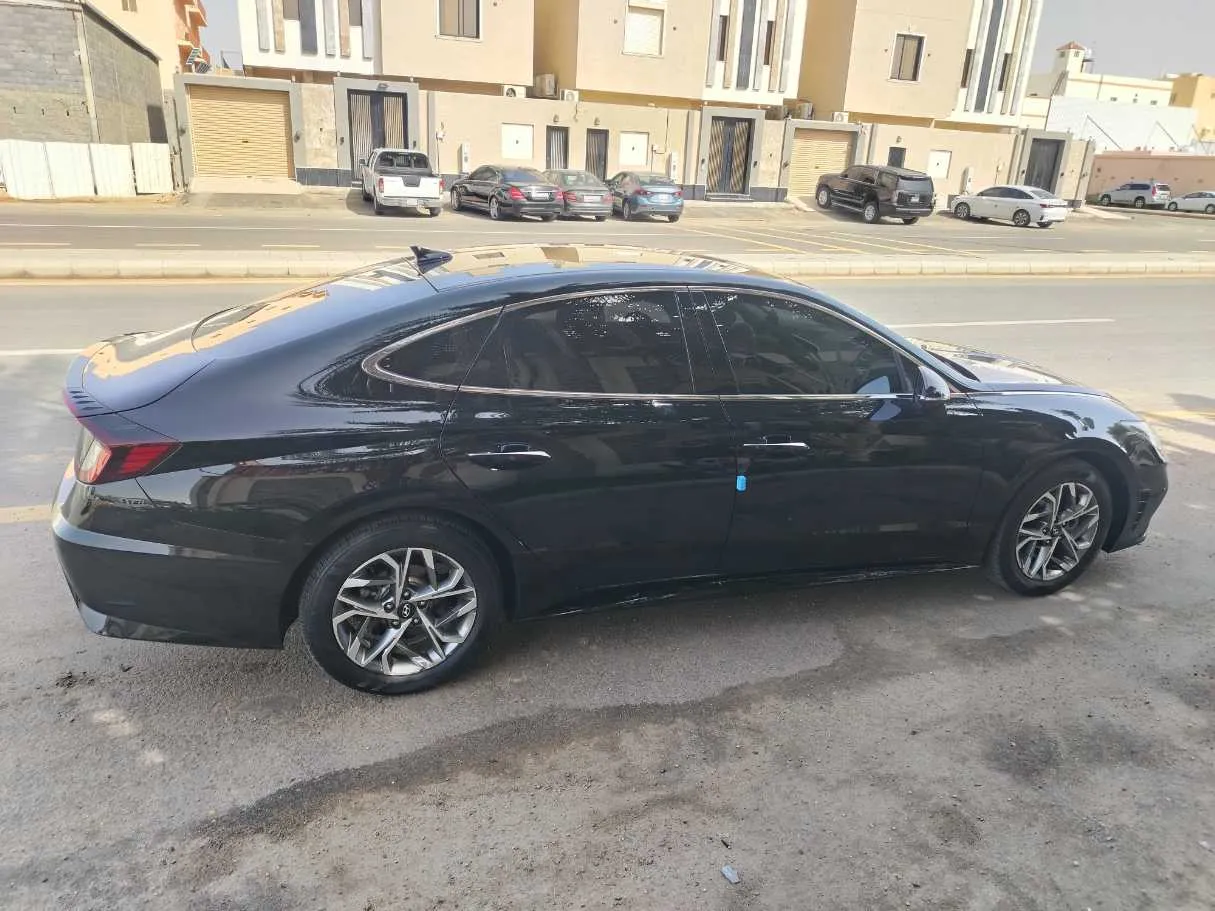 Car image 4