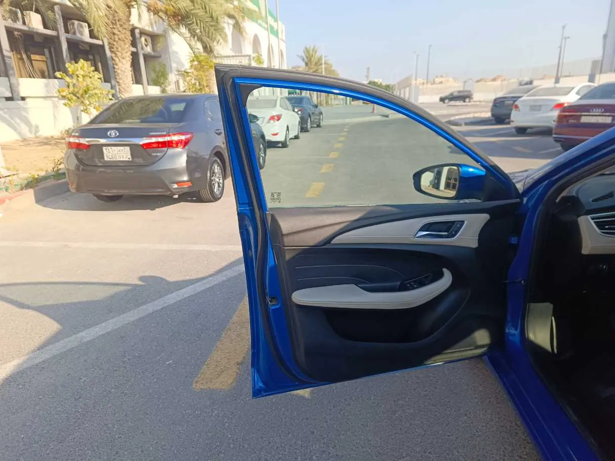 Car image 12