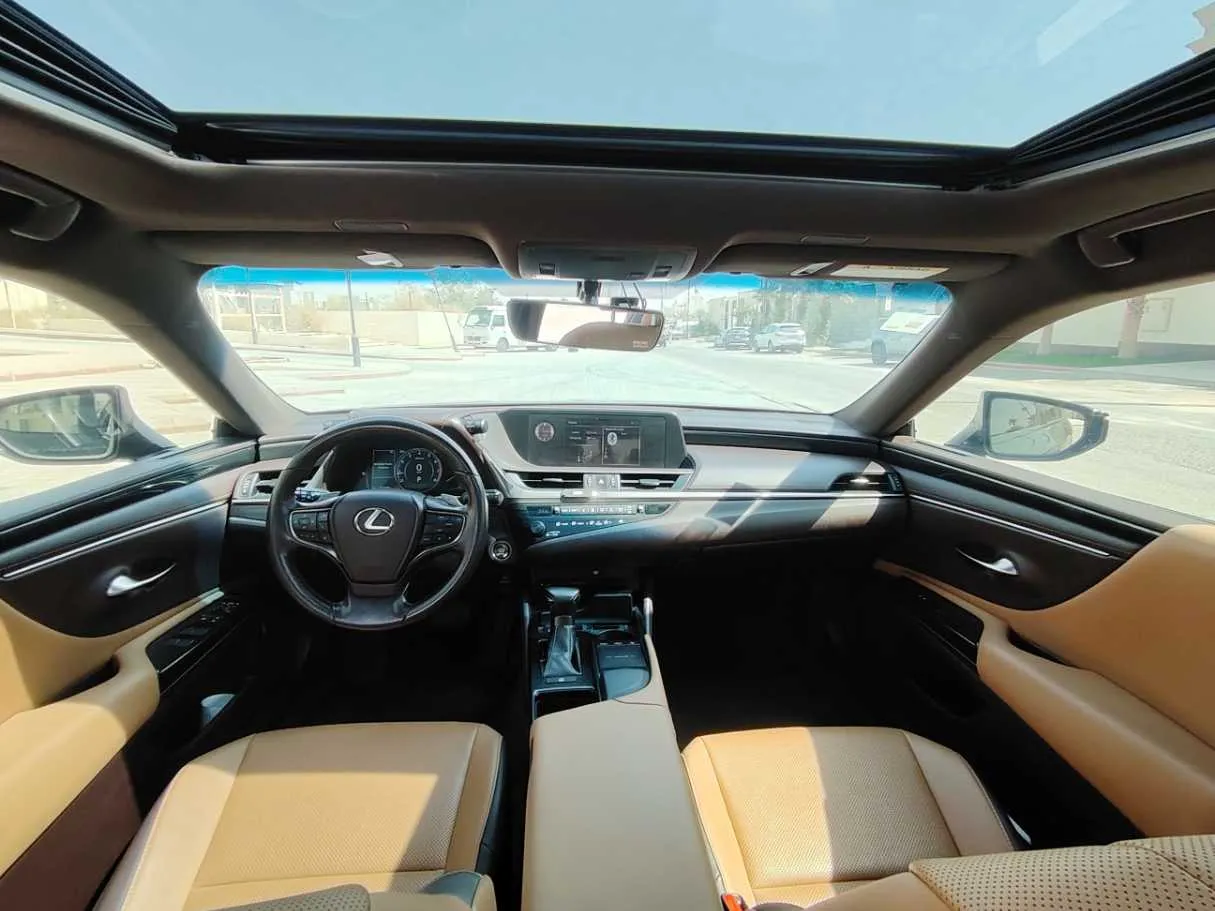 Car image 19