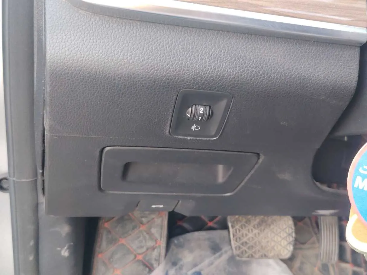 Car image 25