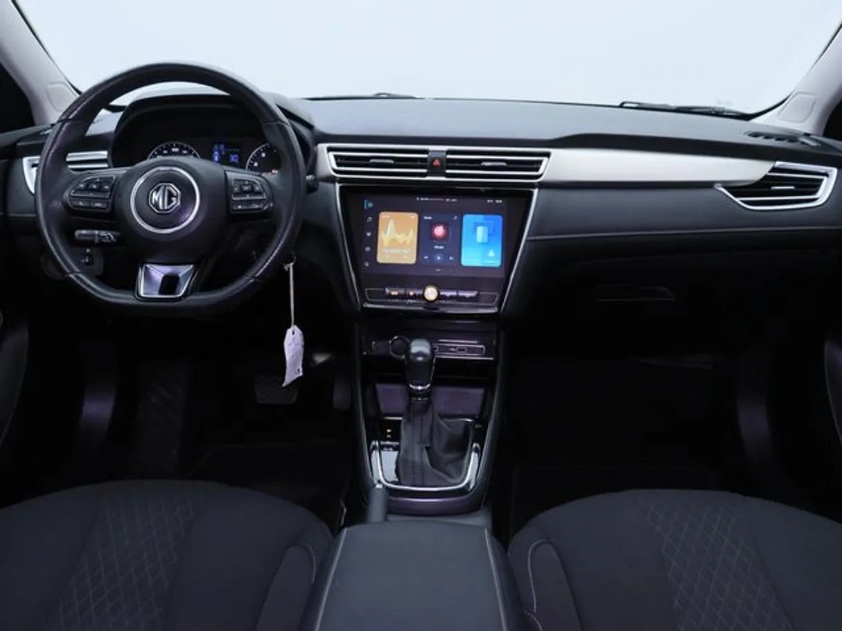 Car image 14