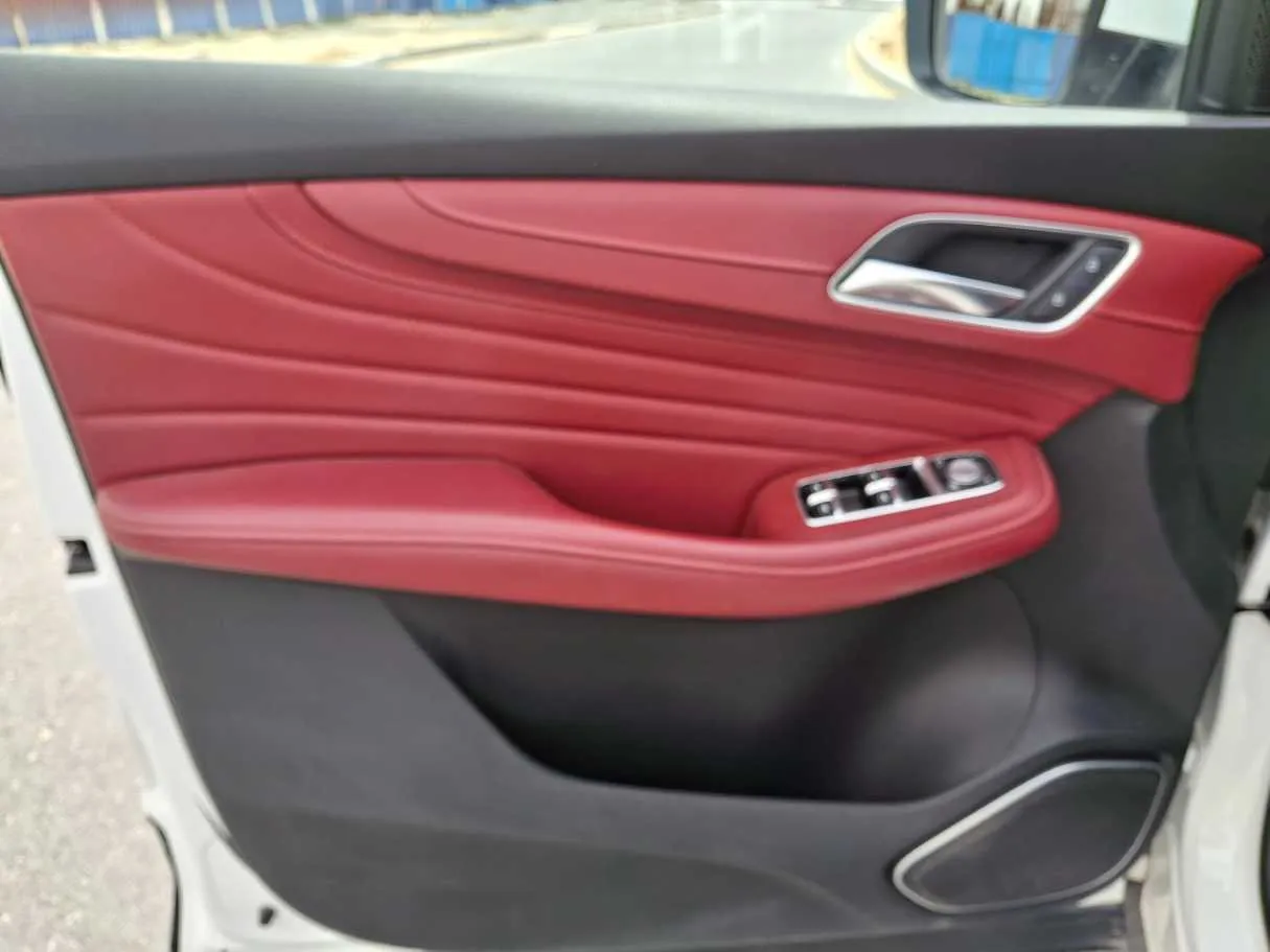 Car image 10
