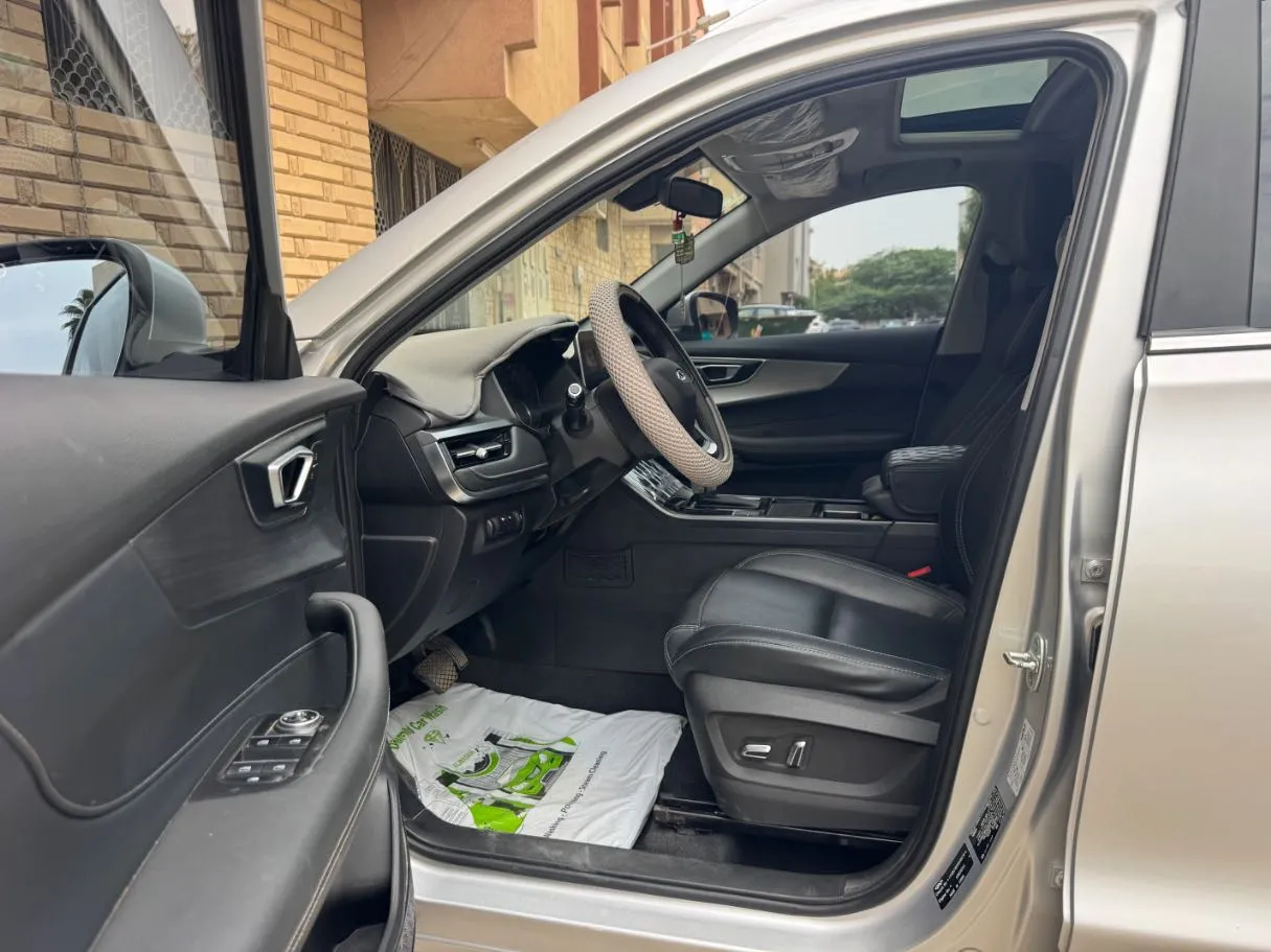 Car image 11