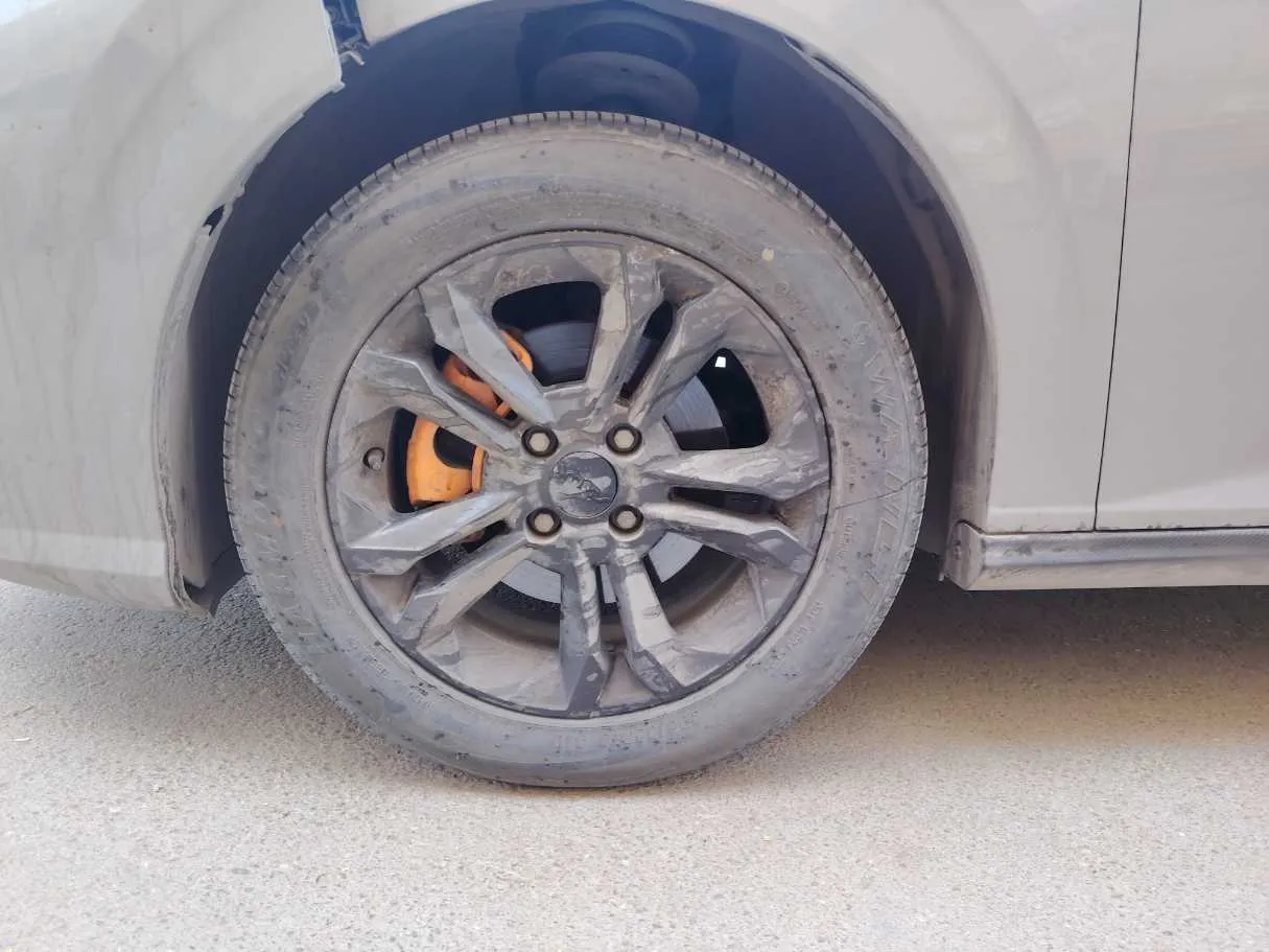 Car image 10