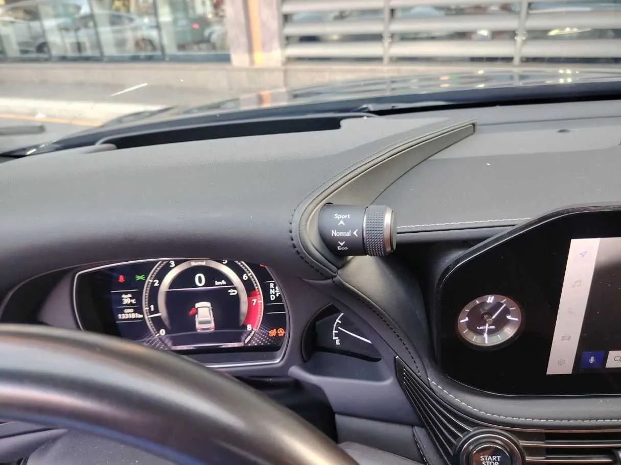 Car image 26